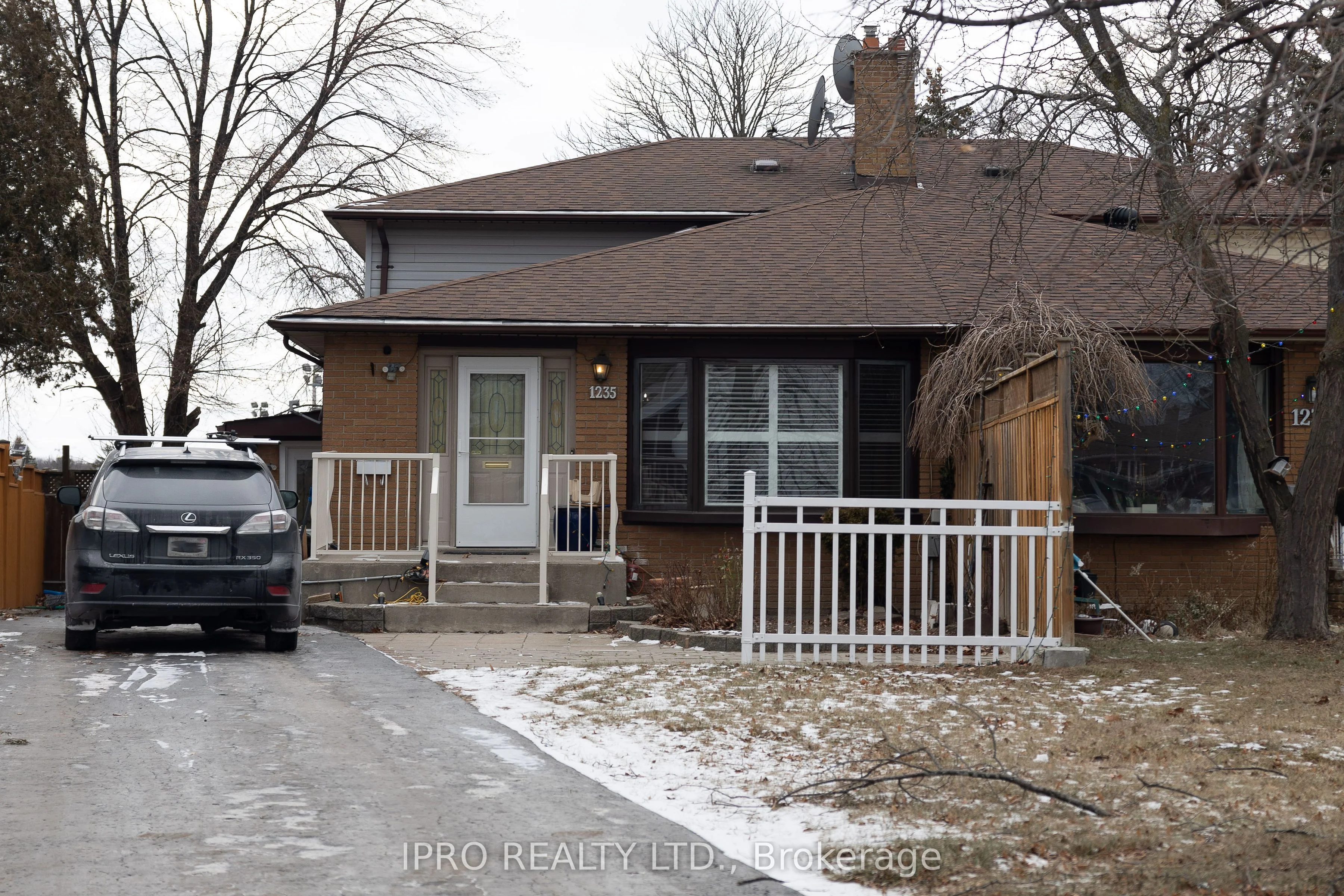 1235 Fairdale Drive A, Mississauga, ON L5C 1K3