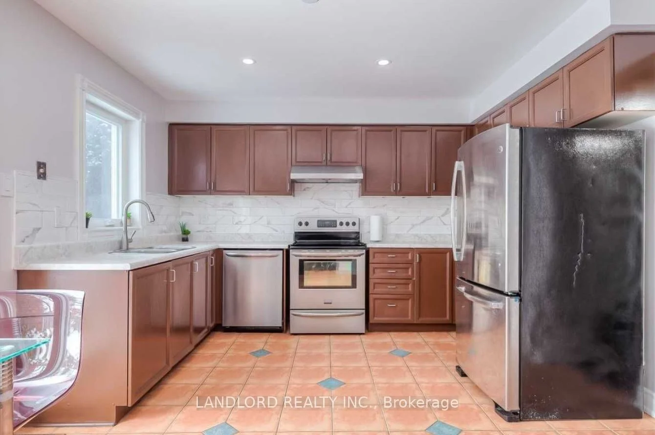 1214 Barleymow Street, Mississauga, ON L5V 1P1