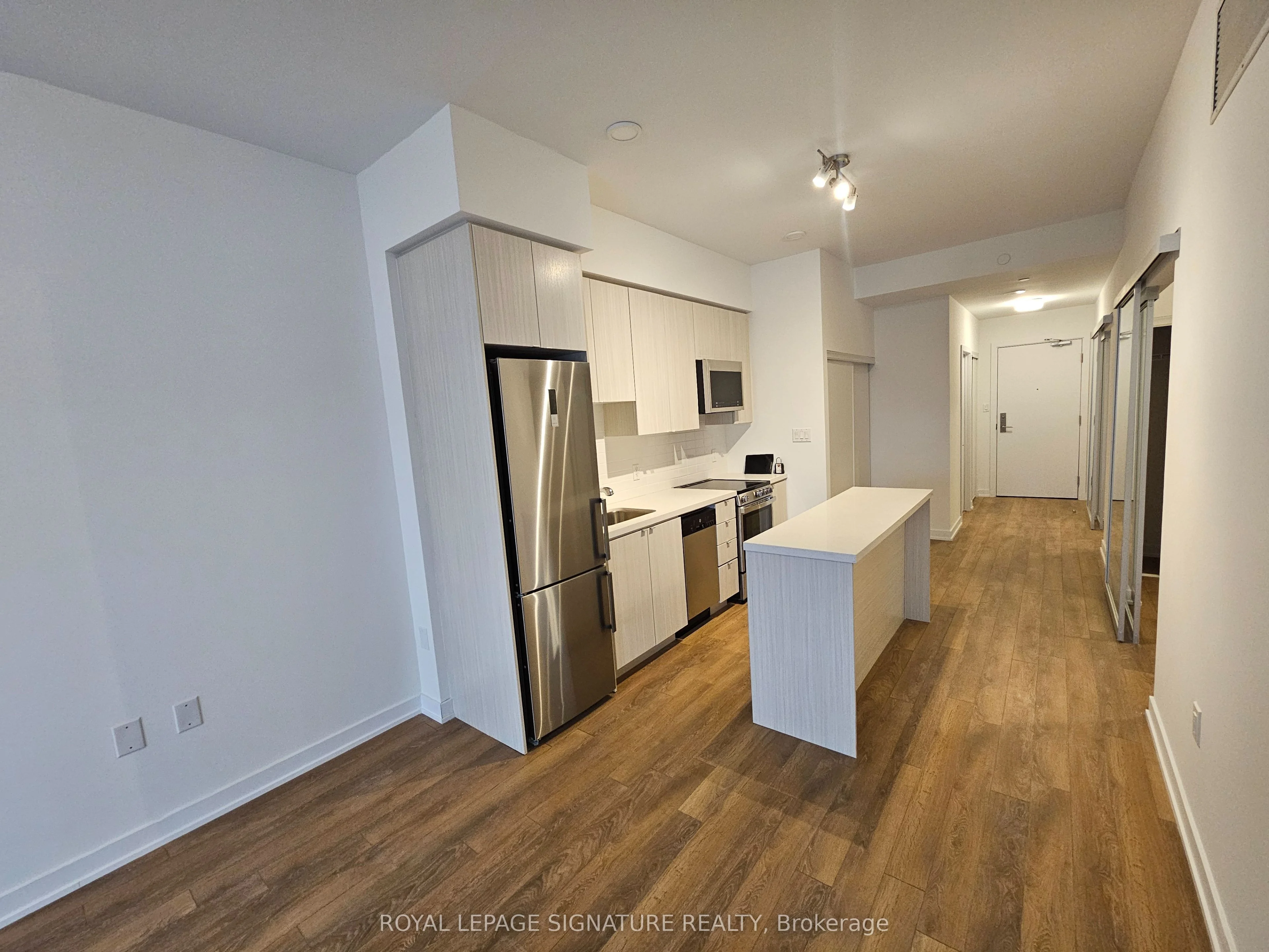 2433 Dufferin Street 305, Toronto W04, ON M6E 0B4
