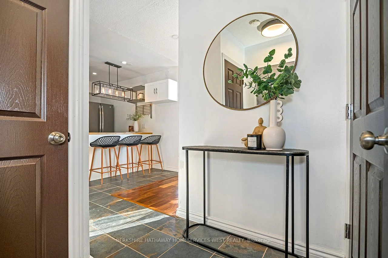 1055 Forestwood Drive 221, Mississauga, ON L5C 2T8