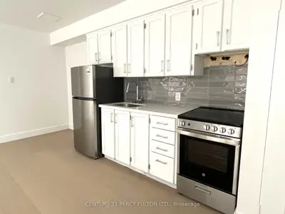 2373 Bloor Street W 8, Toronto W01, On M6s 1p6