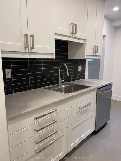 46 Montye Avenue 3, Toronto W02, On M6s 2g9