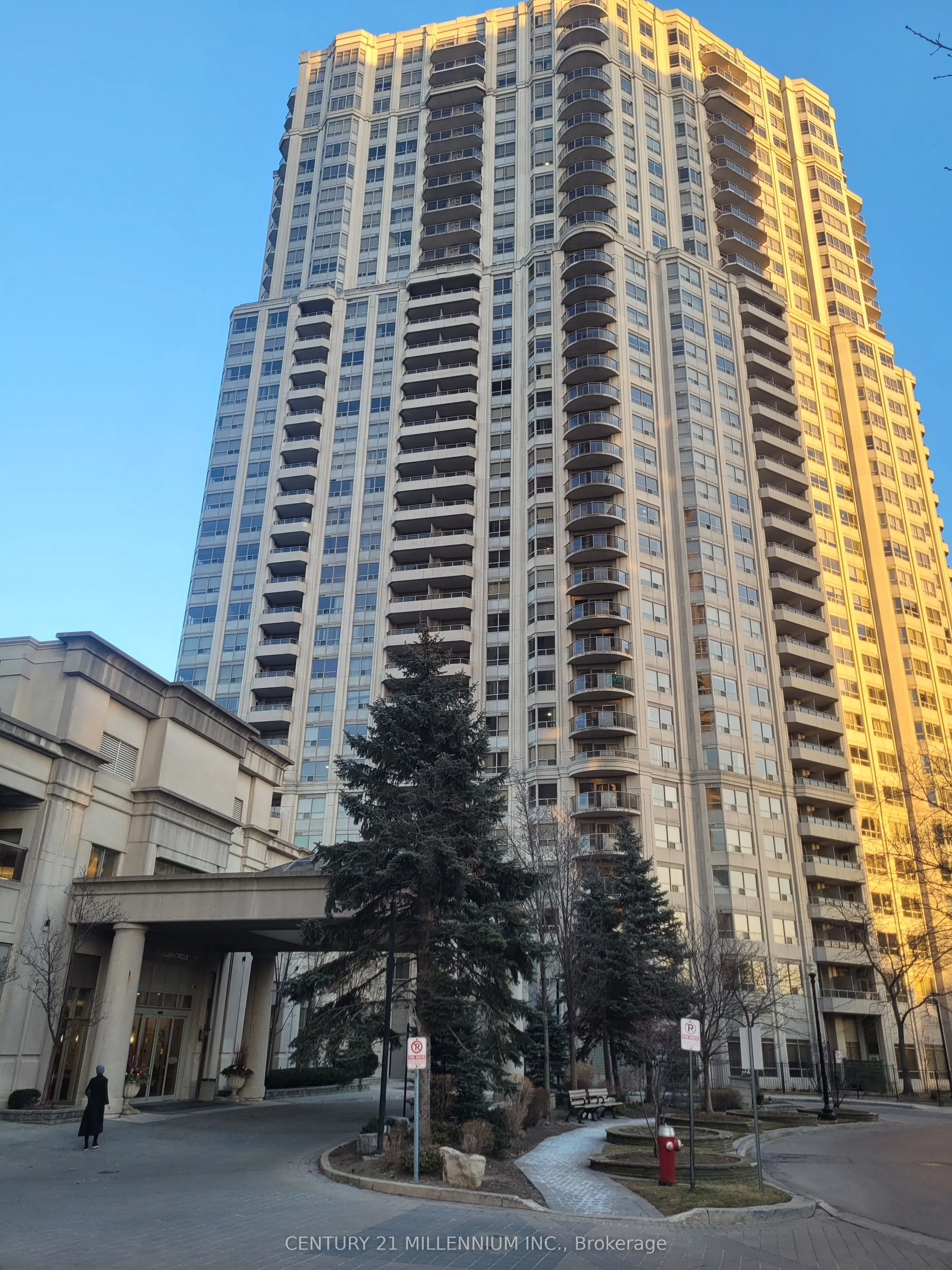 25 Kingsbridge Garden Circle 1523, Mississauga, ON L5R 4B1