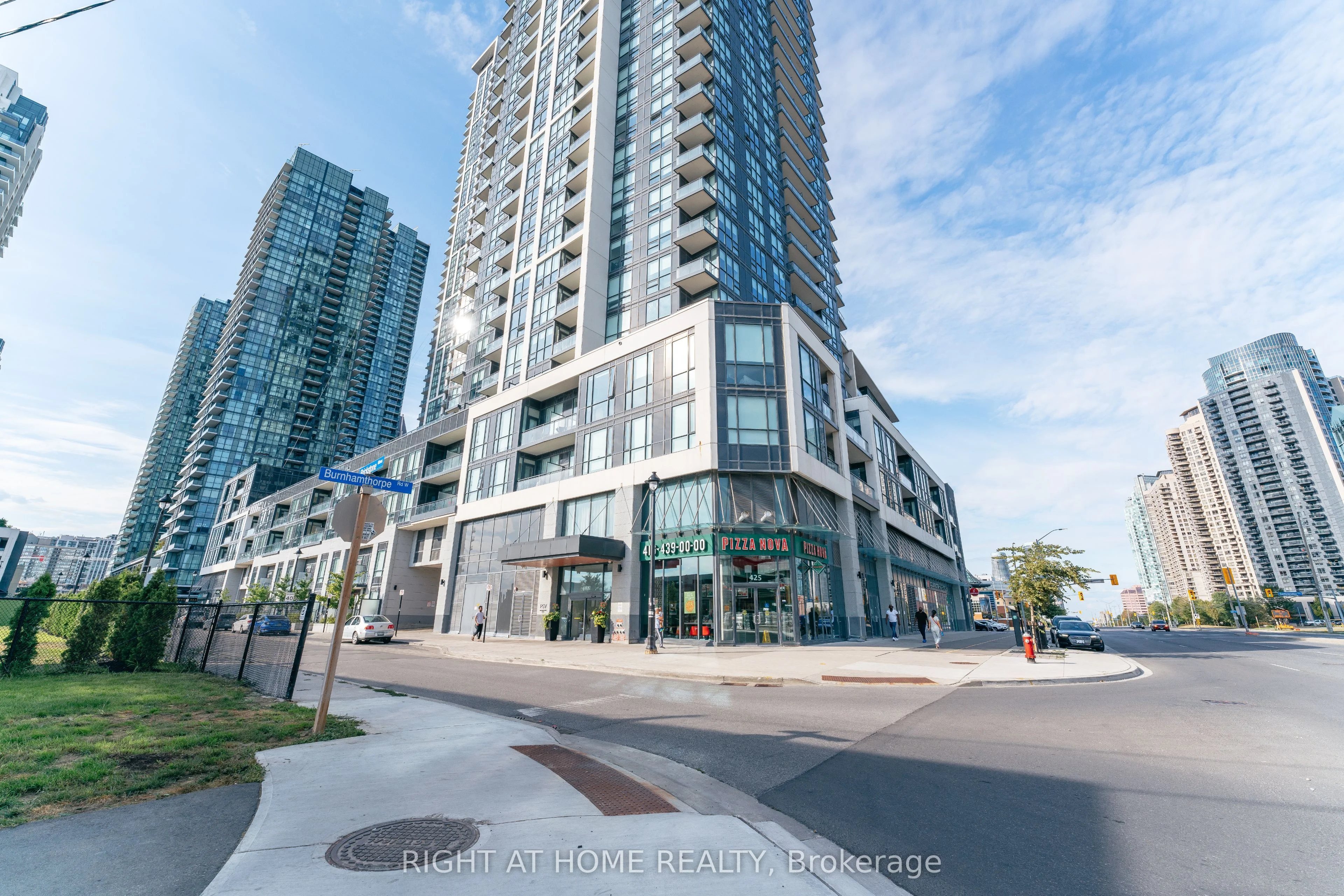 4011 Brickstone Mews 2004, Mississauga, On L5b 0j7
