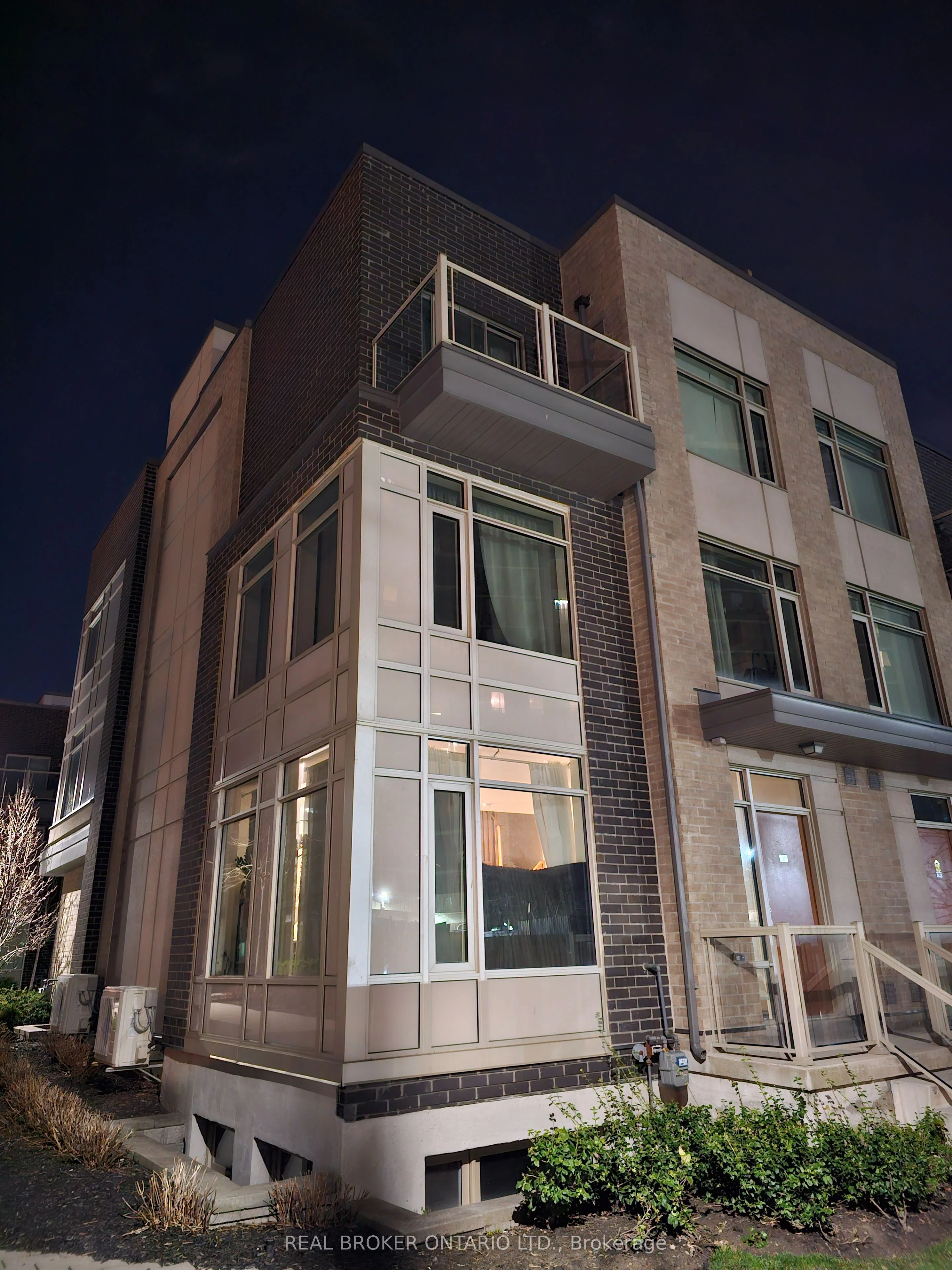 35 Applewood Lane 57, Toronto W08, On M9c 0c1
