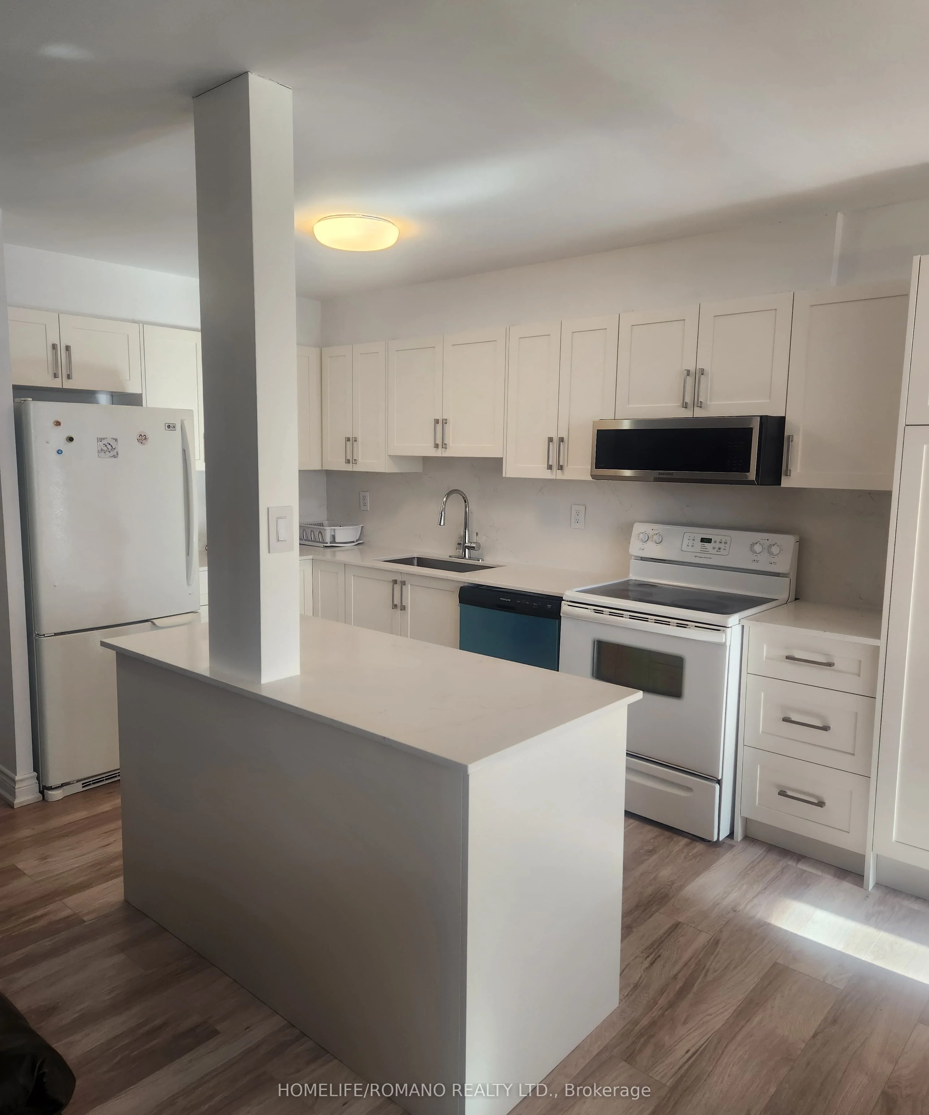 360 Ridelle Avenue W 517, Toronto W04, On M6b 1k1