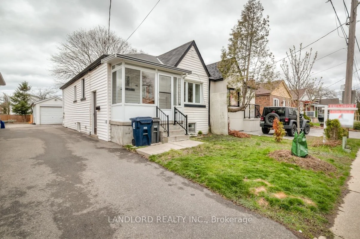 65 Manitoba Street, Toronto W06, ON M8Y 1E1
