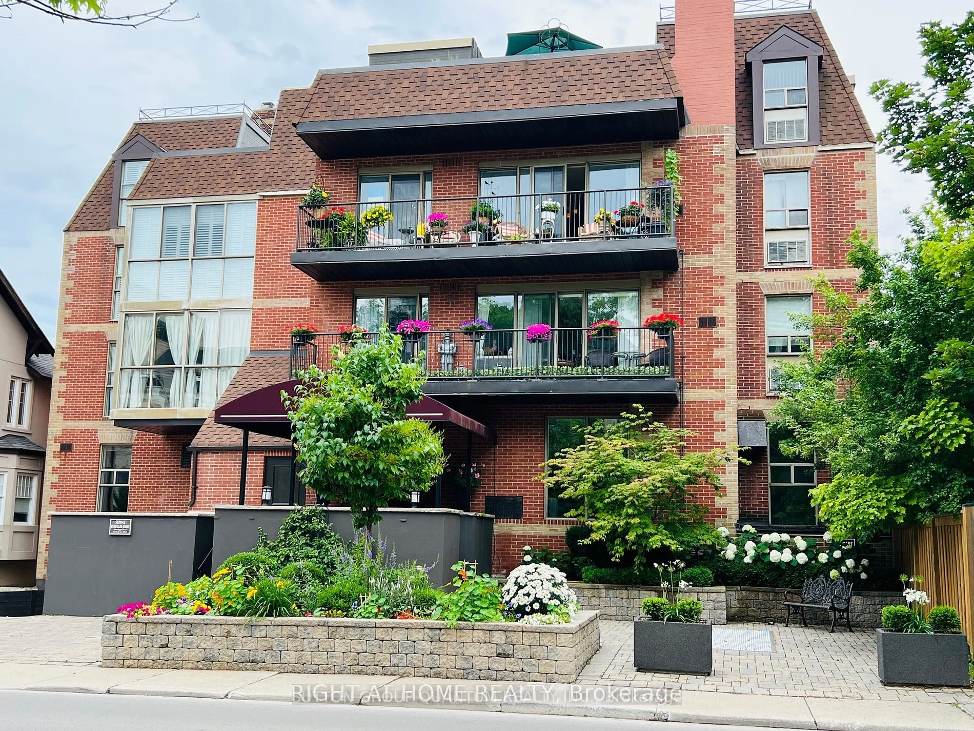 162 Reynolds Street 204, Oakville, On L6j 3k9