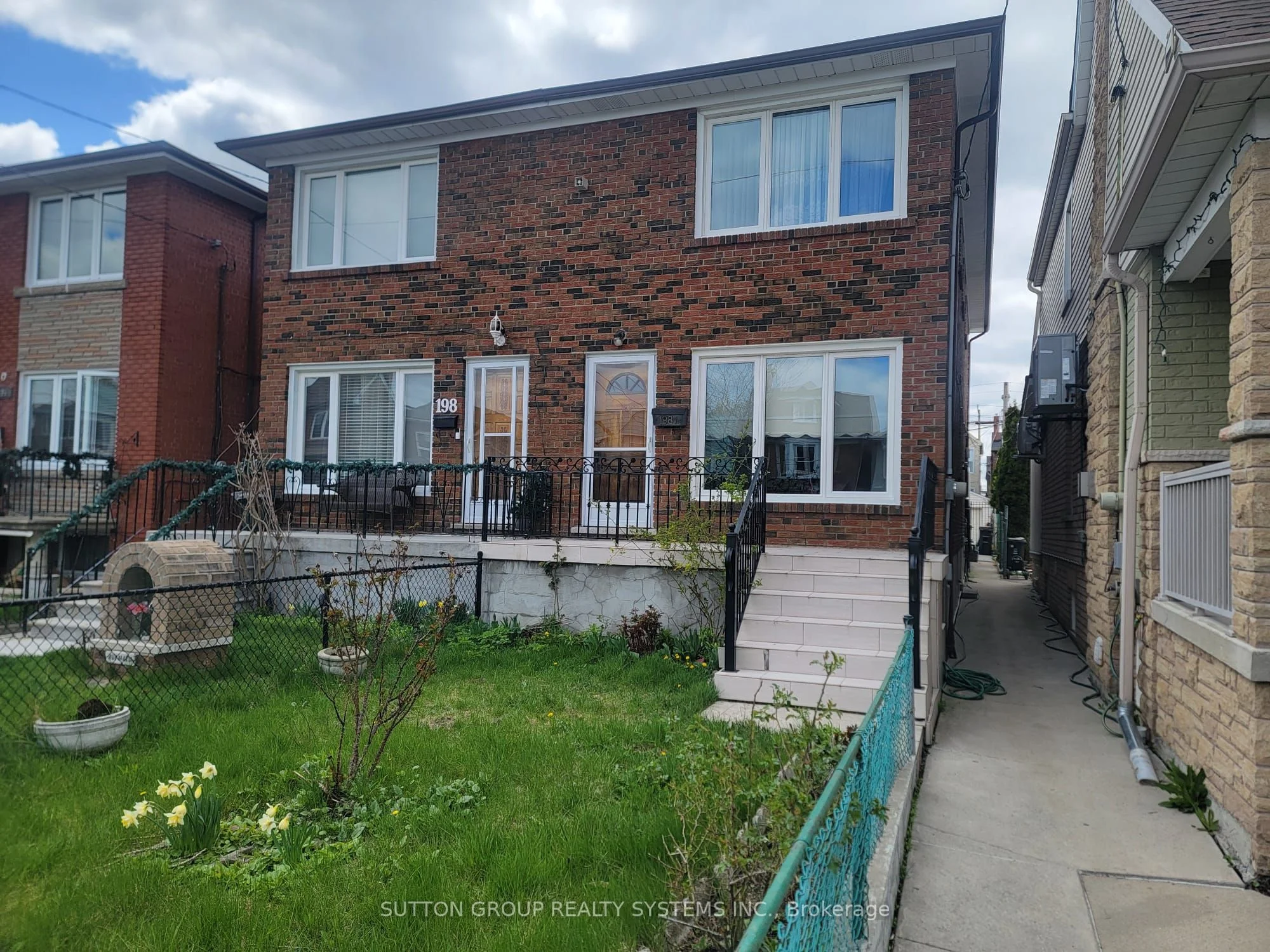 198a Boon Avenue Bsmt, Toronto W03, On M6e 3z8