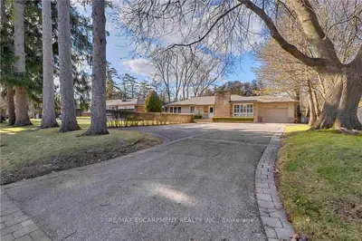 2019 Lakeshore Road E, Oakville, On L6j 1m4