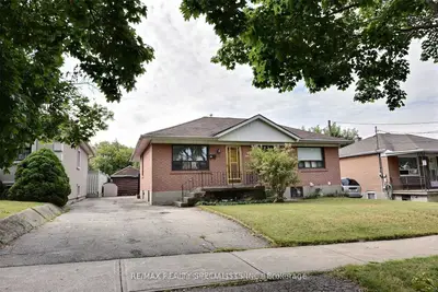 17 Grovedale Avenue Bsmt, Toronto W04, On M6l 1y5