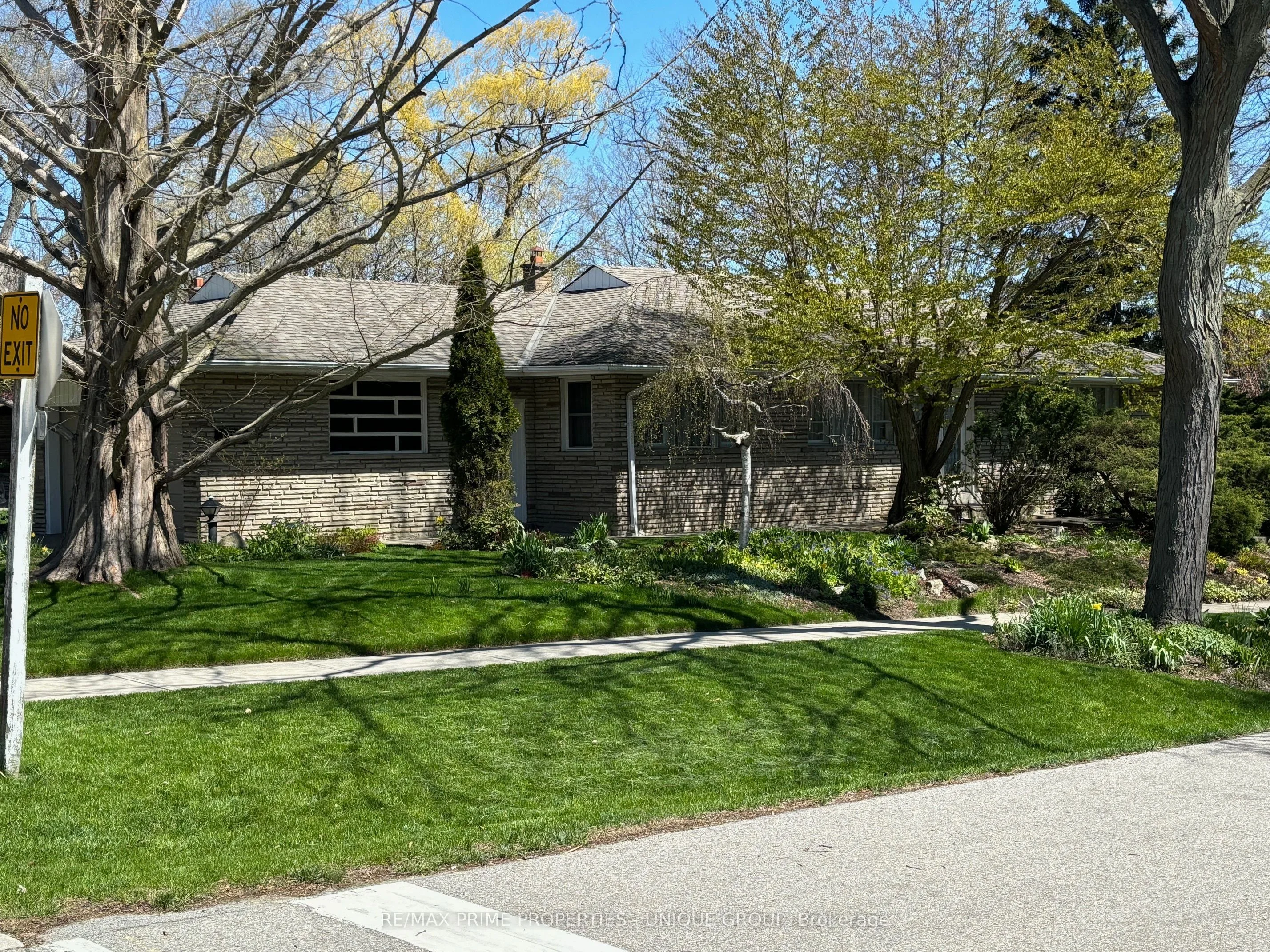 100 Glenaden Avenue E, Toronto W07, On M8y 2l6