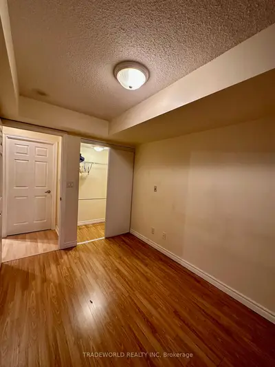 3888 Duke Of York Boulevard 823, Mississauga, On L5b 4p5