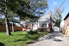 8 Minnewawa Road, Mississauga, ON L5G 1C3