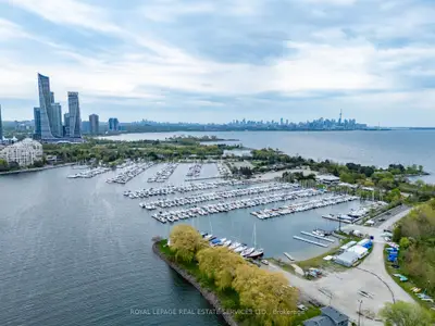 11 Superior Avenue 912, Toronto W06, On M8v 0a7