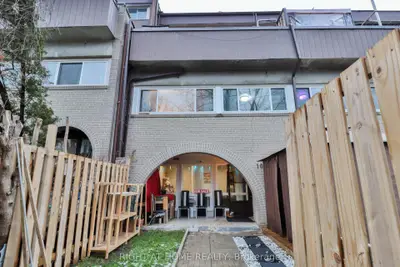 19 London Green Court 103, Toronto W05, On M3n 1k3