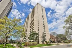 360 Ridelle Avenue 704, Toronto W04, On M6b 1k1