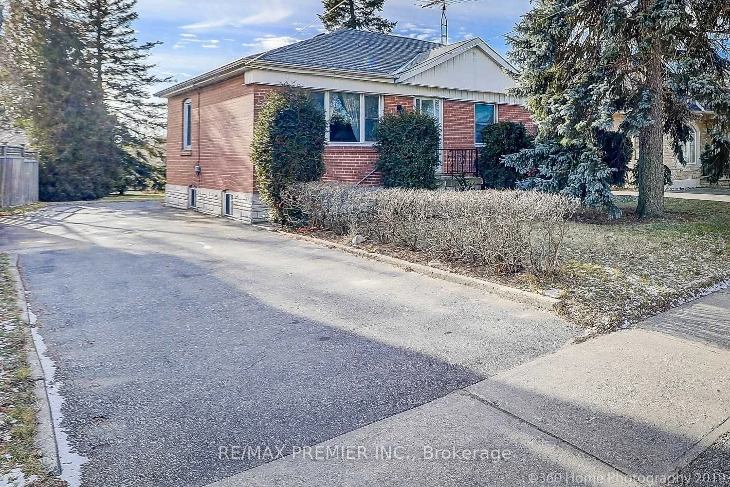 7 Grovedale Avenue, Toronto W04, ON M6L 1Y5