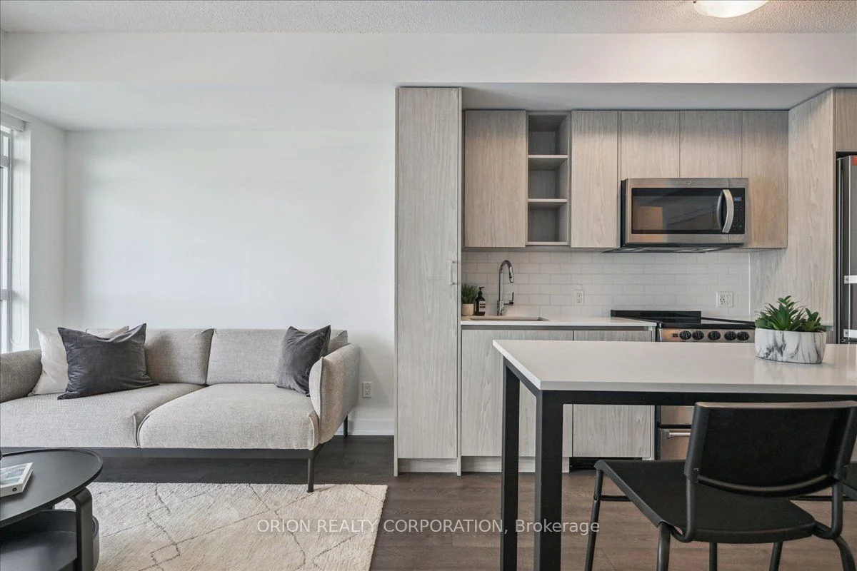 251 Manitoba Street 709, Toronto W06, On M8y 0c7