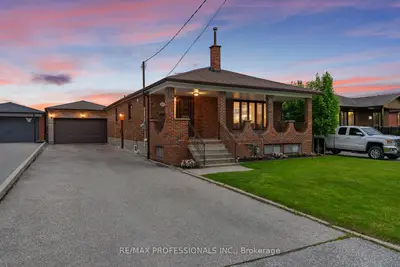 27 Veerland Drive, Toronto W04, On M6l 1r8