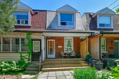 11 Hugo Avenue, Toronto W02, On M6p 3t3