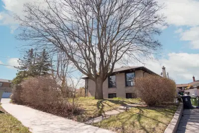 22 Marshlynn Avenue Lower, Toronto W04, On M6l 1j3