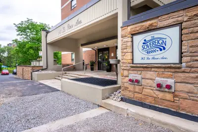 95 La Rose Avenue 905, Toronto W09, On M9p 3t2