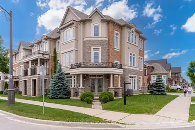Att/Row/Townhouse in Oakville