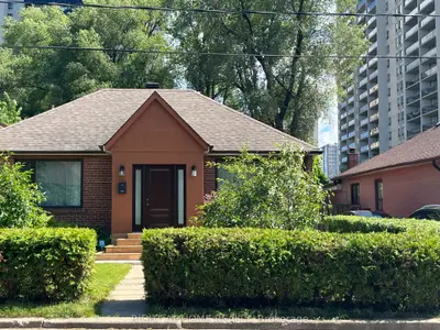 17 Stayner Avenue Bsmt, Toronto W04, On M6b 1n3