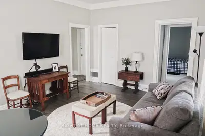 164 Trafalgar Road Apt 1, Oakville, On L6j 3g6