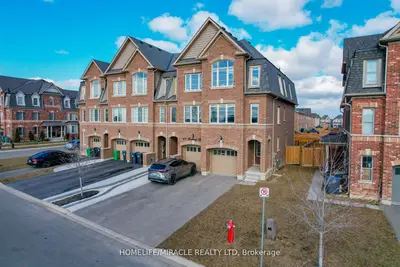 Att/Row/Townhouse in Brampton