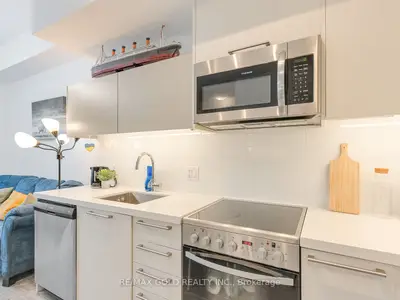 25 Neighbourhood Lane 705, Toronto W07, On M8y 0c4