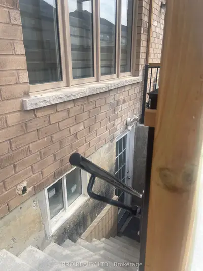 27 Dolobram Trail, Brampton, On L7a 4y3