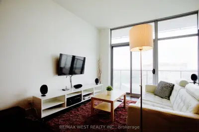 103 The Queensway Avenue 2815, Toronto W01, On M6s 5b3
