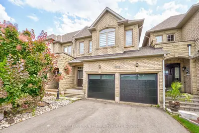 Att/Row/Townhouse in Oakville