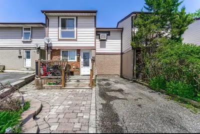Att/Row/Townhouse in Brampton