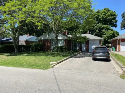 1551 Rometown Drive, Mississauga, On L5e 2t8