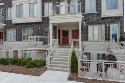 90 Eastwood Park Gardens 4, Toronto W06, On M8w 0b2