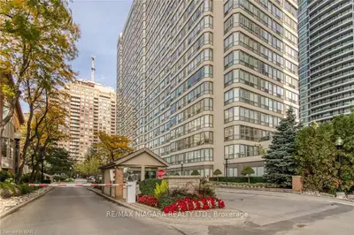 55 Elm Drive W 1605, Mississauga, On L5b 3z3