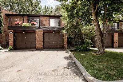 3395 Cliff Road N 61, Mississauga, ON L5A 3M7