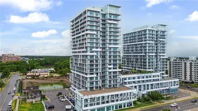 65 Speers Road 909, Oakville, On L6k 0j1