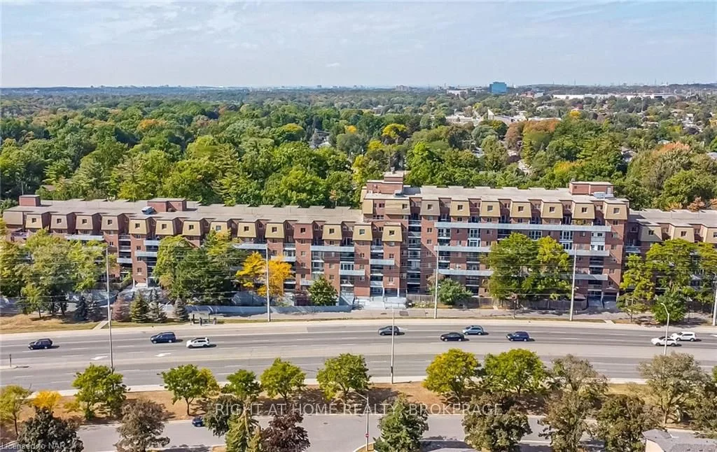 3025 THE CREDIT WOODLANDS Drive 208, Mississauga, ON L5C 2V3