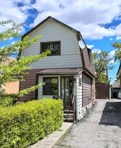 7 Chryessa Avenue E, Toronto W03, On M6n 4t4