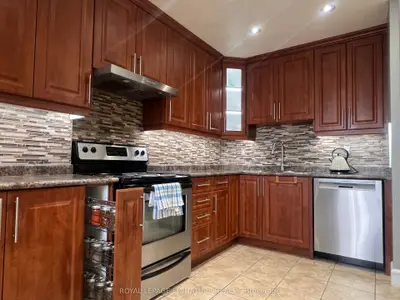 1055 A Forestwood Drive 212, Mississauga, On L5c 2t8