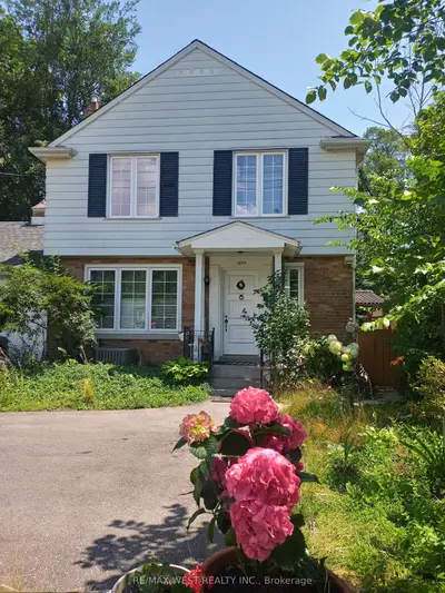 1209 Royal York Road, Toronto W08, On M9a 4b5