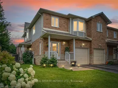 Condo Townhouse in Burlington