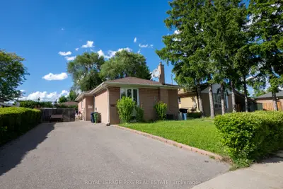 48 Guiness Avenue, Toronto W10, On M9w 3k9