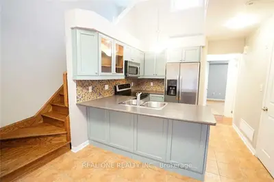 714 Neighbourhood Circle 3, Mississauga, On L5b 0b4