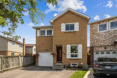 922 Queensbridge Drive, Mississauga, On L5c 3m9