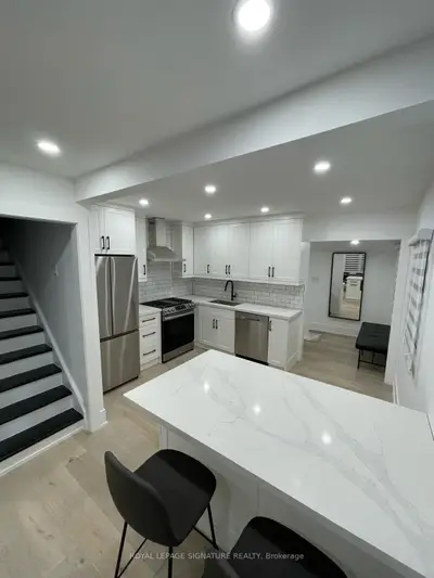 859 Fourth Street Upper, Mississauga, On L5e 1j7